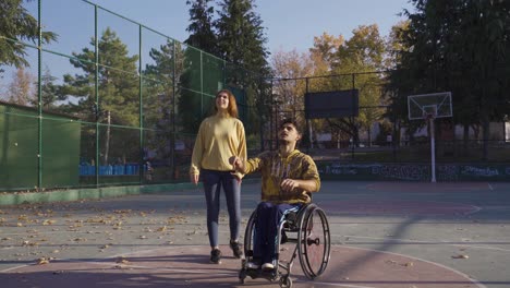 Behinderter-Junger-Mann,-Der-Mit-Seiner-Freundin-Basketball-Spielt.